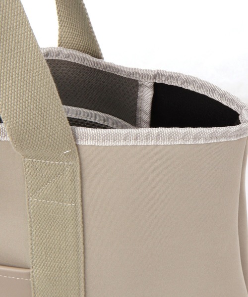LAKOLE（ラコレ）の「ネオプレーンシンプルトートバッグ / 996077（トートバッグ・メンズ・ブラック/サンドグレー/チャコール・FREE）」の13枚目の写真