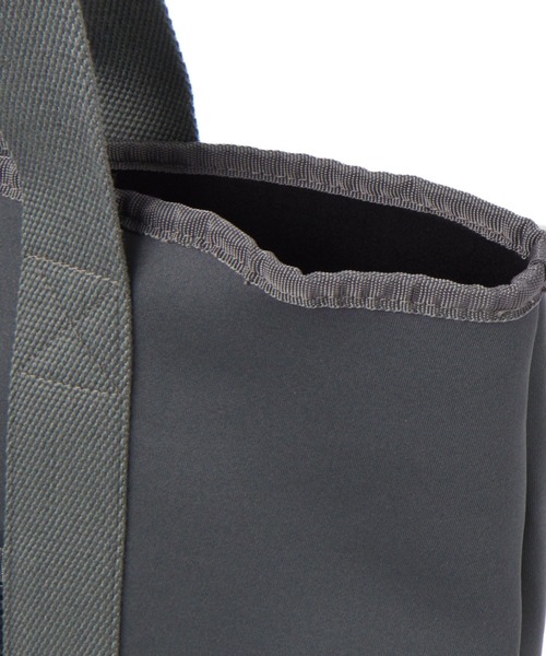 LAKOLE（ラコレ）の「ネオプレーンシンプルトートバッグ / 996077（トートバッグ・メンズ・ブラック/サンドグレー/チャコール・FREE）」の15枚目の写真