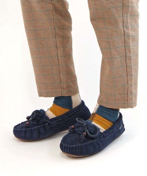 Minnetonka(ミネトンカ)の「MINNETONKA(ミネトンカ) / ウッドビーズ 本革 スエード ボアモカシンシューズ KYRA SLIPPER(モカシン/デッキシューズ)」|ダークネイビー