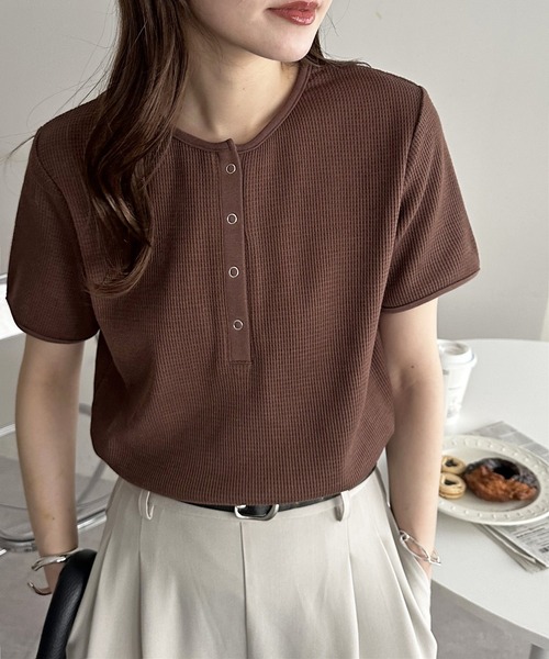 DISCOAT（ディスコート）の「【29色展開/多色買い】ワッフルリングドット半袖Tシャツ《WEB限定》（Tシャツ/カットソー・レディース・ホワイト/チャコールグレー/ブラック/グレー/ピンク/オレンジ/アイボリー/ブラック×ホワイト/ホワイト系その他/ベージュ系その他/グレー×ホワイト/ライトベージュ/ベージュ/ネイビー/ピンク系その他/ブラウン/サーモンピンク/ダークブルー/グレー系その他2/グリーン系その他/ミント/ブルー系その他/ピンク系その他2/グレイッシュベージュ/カーキ/ブラック系その他2/オレンジ系その他/ホワイト系その他2/ブラック系その他3・MEDIUM）」の13枚目の写真