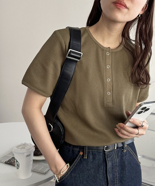 DISCOAT（ディスコート）の「【29色展開/多色買い】ワッフルリングドット半袖Tシャツ《WEB限定》（Tシャツ/カットソー・レディース・ホワイト/チャコールグレー/ブラック/グレー/ピンク/オレンジ/アイボリー/ブラック×ホワイト/ホワイト系その他/ベージュ系その他/グレー×ホワイト/ライトベージュ/ベージュ/ネイビー/ピンク系その他/ブラウン/サーモンピンク/ダークブルー/グレー系その他2/グリーン系その他/ミント/ブルー系その他/ピンク系その他2/グレイッシュベージュ/カーキ/ブラック系その他2/オレンジ系その他/ホワイト系その他2/ブラック系その他3・MEDIUM）」の18枚目の写真