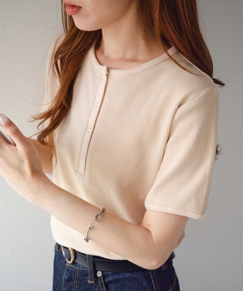 DISCOAT（ディスコート）の「【29色展開/多色買い】ワッフルリングドット半袖Tシャツ《WEB限定》（Tシャツ/カットソー・レディース・ホワイト/チャコールグレー/ブラック/グレー/ピンク/オレンジ/アイボリー/ブラック×ホワイト/ホワイト系その他/ベージュ系その他/グレー×ホワイト/ライトベージュ/ベージュ/ネイビー/ピンク系その他/ブラウン/サーモンピンク/ダークブルー/グレー系その他2/グリーン系その他/ミント/ブルー系その他/ピンク系その他2/グレイッシュベージュ/カーキ/ブラック系その他2/オレンジ系その他/ホワイト系その他2/ブラック系その他3・MEDIUM）」の16枚目の写真