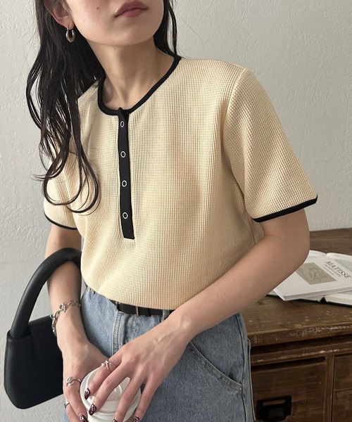 DISCOAT（ディスコート）の「【29色展開/多色買い】ワッフルリングドット半袖Tシャツ《WEB限定》（Tシャツ/カットソー・レディース・ホワイト/チャコールグレー/ブラック/グレー/ピンク/オレンジ/アイボリー/ブラック×ホワイト/ホワイト系その他/ベージュ系その他/グレー×ホワイト/ライトベージュ/ベージュ/ネイビー/ピンク系その他/ブラウン/サーモンピンク/ダークブルー/グレー系その他2/グリーン系その他/ミント/ブルー系その他/ピンク系その他2/グレイッシュベージュ/カーキ/ブラック系その他2/オレンジ系その他/ホワイト系その他2/ブラック系その他3・MEDIUM）」の5枚目の写真