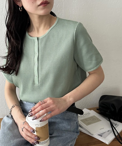 DISCOAT（ディスコート）の「【29色展開/多色買い】ワッフルリングドット半袖Tシャツ《WEB限定》（Tシャツ/カットソー・レディース・ホワイト/チャコールグレー/ブラック/グレー/ピンク/オレンジ/アイボリー/ブラック×ホワイト/ホワイト系その他/ベージュ系その他/グレー×ホワイト/ライトベージュ/ベージュ/ネイビー/ピンク系その他/ブラウン/サーモンピンク/ダークブルー/グレー系その他2/グリーン系その他/ミント/ブルー系その他/ピンク系その他2/グレイッシュベージュ/カーキ/ブラック系その他2/オレンジ系その他/ホワイト系その他2/ブラック系その他3・MEDIUM）」の19枚目の写真