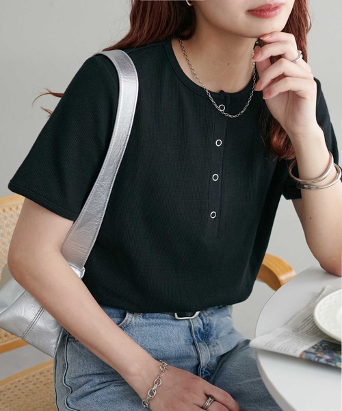 DISCOAT（ディスコート）の「【29色展開/多色買い】ワッフルリングドット半袖Tシャツ《WEB限定》（Tシャツ/カットソー・レディース・ホワイト/チャコールグレー/ブラック/グレー/ピンク/オレンジ/アイボリー/ブラック×ホワイト/ホワイト系その他/ベージュ系その他/グレー×ホワイト/ライトベージュ/ベージュ/ネイビー/ピンク系その他/ブラウン/サーモンピンク/ダークブルー/グレー系その他2/グリーン系その他/ミント/ブルー系その他/ピンク系その他2/グレイッシュベージュ/カーキ/ブラック系その他2/オレンジ系その他/ホワイト系その他2/ブラック系その他3・MEDIUM）」の6枚目の写真