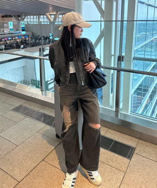 favclo.（ファブクロ）の「vintage like damage denim / ヴィンテージライクダメージデニム（デニムパンツ・レディース・ライトブルー/ブラック・LARGE/MEDIUM）」の8枚目の写真