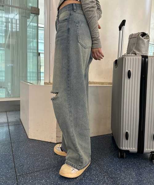 favclo.（ファブクロ）の「vintage like damage denim / ヴィンテージライクダメージデニム（デニムパンツ・レディース・ライトブルー/ブラック・LARGE/MEDIUM）」の3枚目の写真