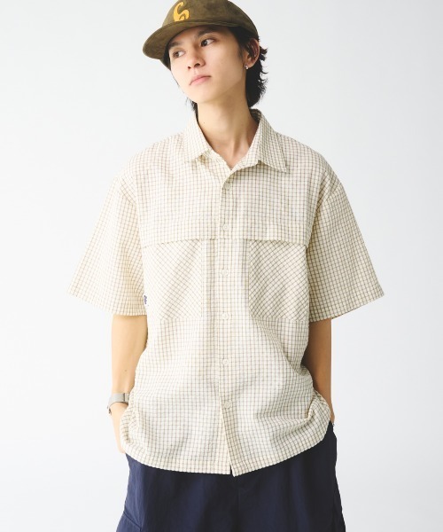 Adoon plain（アドーンプレーン）の「シアサッカーチェックシャツ（シャツ/ブラウス・メンズ・ベージュ/レッド・MEDIUM/LARGE）」の2枚目の写真