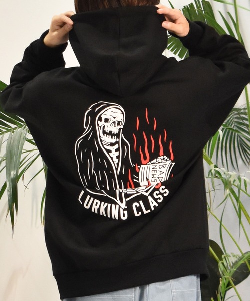 LURKING CLASS(ラーキングクラス)の「【ムラサキスポーツ限定】LURKING CLASS/ラーキングクラス プルオーバー/パーカー バックプリント ST24HUM02(パーカー・メンズ・ブラック/グレー・XL/L/M)」の1枚目の写真