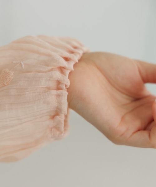 flower（フラワー）の「フラッフィーシアーブラウス（シャツ/ブラウス・レディース・ピンク/アイボリー・FREE）」の22枚目の写真