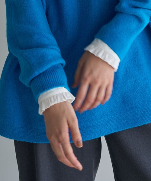 UNFILO（アンフィーロ）の「フリルネックシャツ（シャツ/ブラウス・レディース・サックスブルー系/ブラック系1/ホワイト系/スカイブルー系1・SMALL/MEDIUM/LARGE）」の21枚目の写真