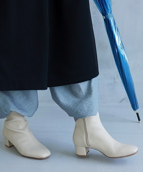 AcureZ(アキュアーズ)の「スッキリシルエットのプレーンデザイン「生活防水×スタイリッシュブーツ」(ブーツ・レディース・アイボリー/ブラック/ダークブラウン/ブラウン・22.5cm/23.0cm/23.5cm/24.0cm/24.5cm)」の1枚目の写真