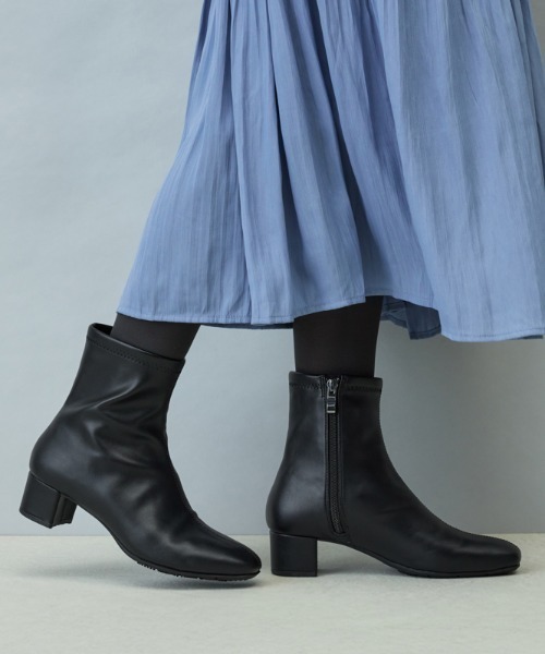 AcureZ(アキュアーズ)の「スッキリシルエットのプレーンデザイン「生活防水×スタイリッシュブーツ」(ブーツ・レディース・アイボリー/ブラック/ダークブラウン/ブラウン・22.5cm/23.0cm/23.5cm/24.0cm/24.5cm)」の2枚目の写真