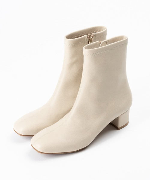 AcureZ(アキュアーズ)の「スッキリシルエットのプレーンデザイン「生活防水×スタイリッシュブーツ」(ブーツ・レディース・アイボリー/ブラック/ダークブラウン/ブラウン・22.5cm/23.0cm/23.5cm/24.0cm/24.5cm)」の6枚目の写真