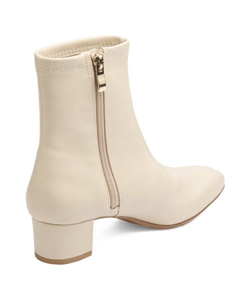 AcureZ(アキュアーズ)の「スッキリシルエットのプレーンデザイン「生活防水×スタイリッシュブーツ」(ブーツ・レディース・アイボリー/ブラック/ダークブラウン/ブラウン・22.5cm/23.0cm/23.5cm/24.0cm/24.5cm)」の8枚目の写真