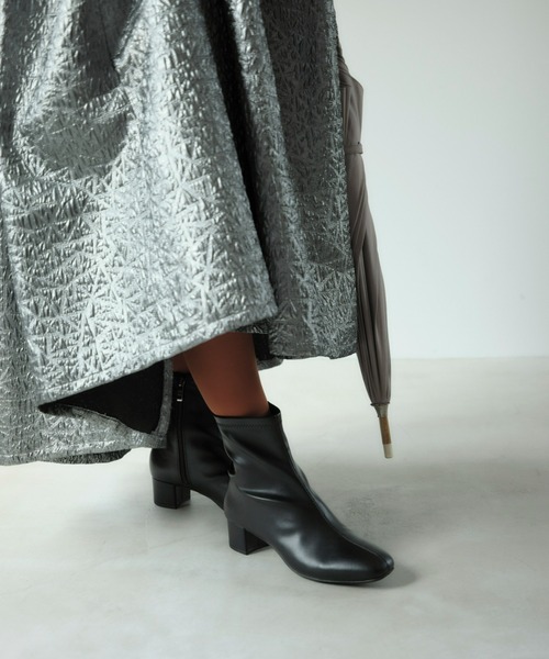 AcureZ(アキュアーズ)の「スッキリシルエットのプレーンデザイン「生活防水×スタイリッシュブーツ」(ブーツ・レディース・アイボリー/ブラック/ダークブラウン/ブラウン・22.5cm/23.0cm/23.5cm/24.0cm/24.5cm)」の14枚目の写真