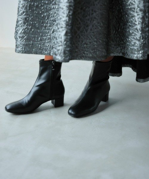 AcureZ(アキュアーズ)の「スッキリシルエットのプレーンデザイン「生活防水×スタイリッシュブーツ」(ブーツ・レディース・アイボリー/ブラック/ダークブラウン/ブラウン・22.5cm/23.0cm/23.5cm/24.0cm/24.5cm)」の15枚目の写真