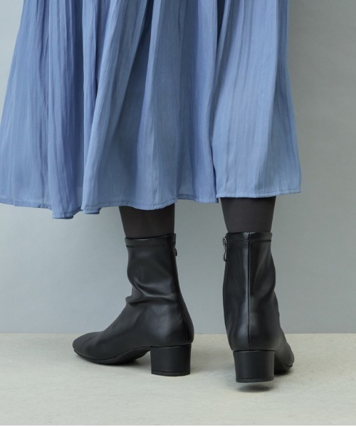 AcureZ(アキュアーズ)の「スッキリシルエットのプレーンデザイン「生活防水×スタイリッシュブーツ」(ブーツ・レディース・アイボリー/ブラック/ダークブラウン/ブラウン・22.5cm/23.0cm/23.5cm/24.0cm/24.5cm)」の12枚目の写真