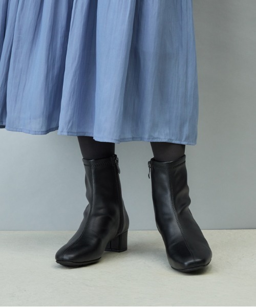 AcureZ(アキュアーズ)の「スッキリシルエットのプレーンデザイン「生活防水×スタイリッシュブーツ」(ブーツ・レディース・アイボリー/ブラック/ダークブラウン/ブラウン・22.5cm/23.0cm/23.5cm/24.0cm/24.5cm)」の11枚目の写真