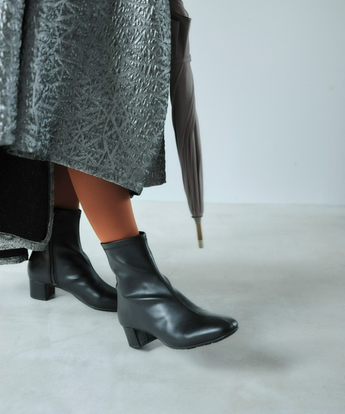 AcureZ(アキュアーズ)の「スッキリシルエットのプレーンデザイン「生活防水×スタイリッシュブーツ」(ブーツ・レディース・アイボリー/ブラック/ダークブラウン/ブラウン・22.5cm/23.0cm/23.5cm/24.0cm/24.5cm)」の13枚目の写真