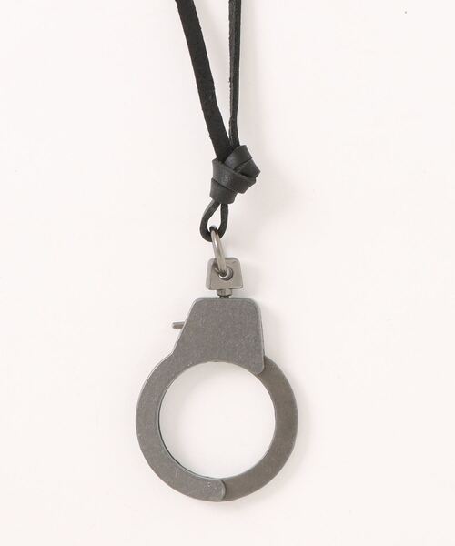 SPINNS（スピンズ）の「手錠合皮紐ネックレス（ネックレス・メンズ・ダークブラウン/ブラック・ONESIZE）」の2枚目の写真