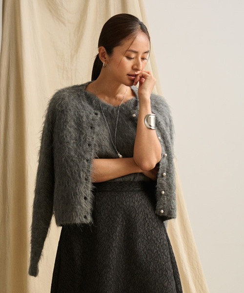 Elura（エルーラ）の「＜スタイリスト福田麻琴さんコラボ＞ドレスファーニットカーディガン/234495（カーディガン/ボレロ・レディース・チャコールグレー/ベージュ・FREE）」の2枚目の写真