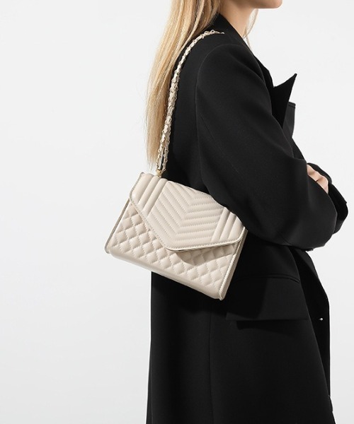 L LABEL（エルラベル）の「キルティングレターフラップショルダーバッグ（ショルダーバッグ・レディース・ベージュ/ホワイト/ブラウン/ブラック・FREE）」の2枚目の写真