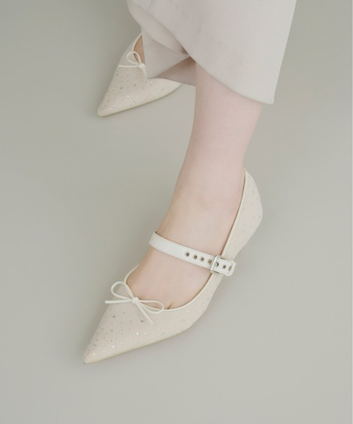 Olu.(オルドット)の「ラインストーンリボンパンプス(パンプス・レディース・ベージュ/ブラック・35/37/39)」の4枚目の写真