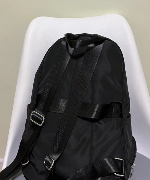 lilful(リルフル)の「【大容量/A4収納可能】ドロスト付き マルチポケットバックパック シンプルリュック(バックパック/リュック・レディース・ブラック・F)」の5枚目の写真