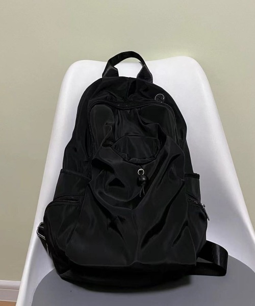 lilful(リルフル)の「【大容量/A4収納可能】ドロスト付き マルチポケットバックパック シンプルリュック(バックパック/リュック・レディース・ブラック・F)」の6枚目の写真