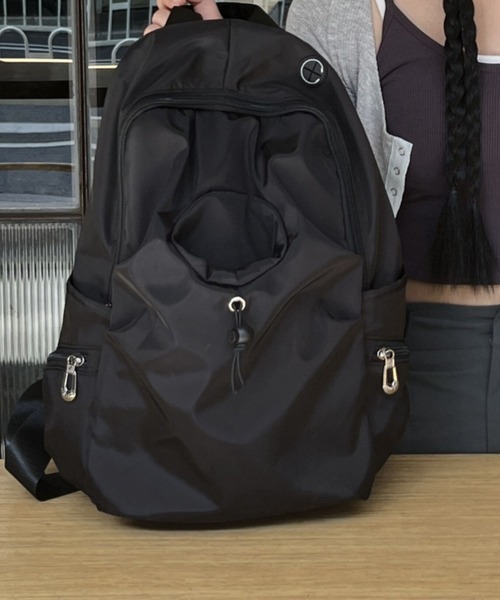 lilful(リルフル)の「【大容量/A4収納可能】ドロスト付き マルチポケットバックパック シンプルリュック(バックパック/リュック・レディース・ブラック・F)」の4枚目の写真