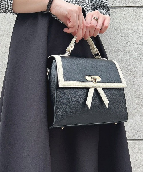 an another angelus（アンアナザーアンジェラス）の「クロスタイデザインバッグ/ fint　フィント（ハンドバッグ・レディース・ホワイト×ネイビー/ブラック×ホワイト・FREE）」の10枚目の写真