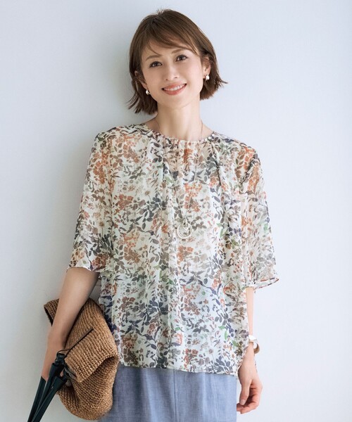 自由区（ジユウク）の「ボタニカルフラワープリント ブラウス（シャツ/ブラウス・レディース・グレー系5/アイボリー系5・38/40）」の2枚目の写真