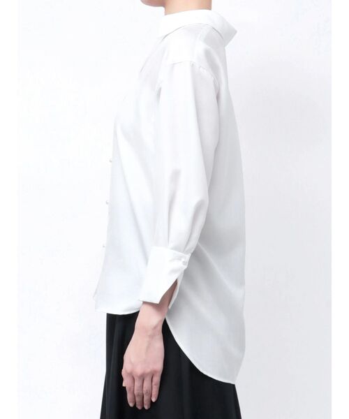 TONAL（トーナル）の「パール釦タックスリーブシャツ（シャツ/ブラウス・レディース・ベージュ/ネイビー/オフホワイト/グリーン・MEDIUM）」の8枚目の写真