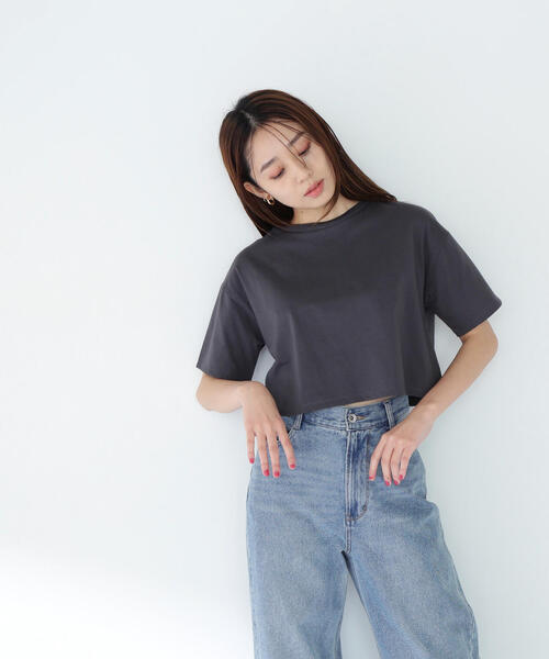 NATURAL BEAUTY BASIC（ナチュラルビューティーベーシック）の「◇メタルポイントクロップドＴシャツ（Tシャツ/カットソー・レディース・チャコールグレー/オフホワイト/ブルー・FREE）」の16枚目の写真