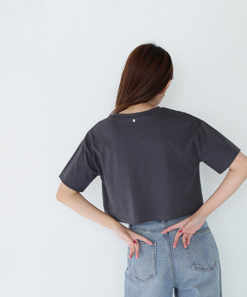 NATURAL BEAUTY BASIC（ナチュラルビューティーベーシック）の「◇メタルポイントクロップドＴシャツ（Tシャツ/カットソー・レディース・チャコールグレー/オフホワイト/ブルー・FREE）」の2枚目の写真