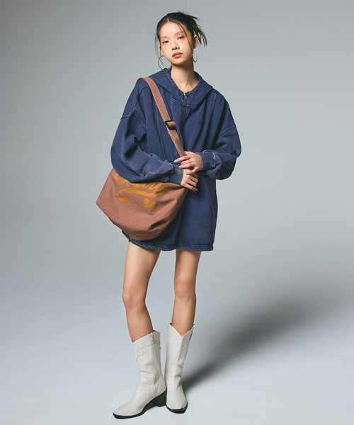 X-girl(エックスガール)の「LOGO AND NUMBER MESSENGER BAG(ショルダーバッグ・レディース・ブラック/ブラウン・ONE SIZE)」の6枚目の写真
