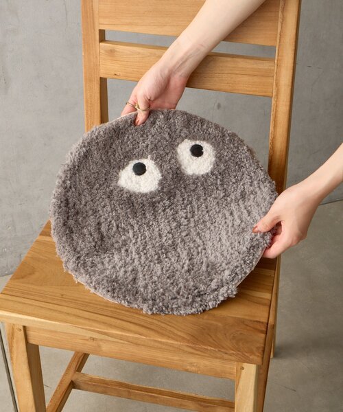 BIRTHDAY BAR(バースデイバー)の「【AND PACKABLE】フライングモンスター チェアパッド(ラグ/マット・レディース・アイボリー/グレー/イエロー/ブルー・0)」の3枚目の写真