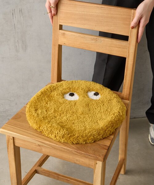 BIRTHDAY BAR(バースデイバー)の「【AND PACKABLE】フライングモンスター チェアパッド(ラグ/マット・レディース・アイボリー/グレー/イエロー/ブルー・0)」の4枚目の写真