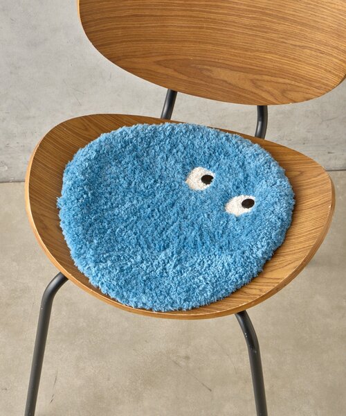 BIRTHDAY BAR(バースデイバー)の「【AND PACKABLE】フライングモンスター チェアパッド(ラグ/マット・レディース・アイボリー/グレー/イエロー/ブルー・0)」の1枚目の写真