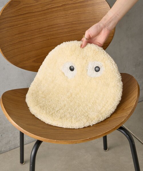 BIRTHDAY BAR(バースデイバー)の「【AND PACKABLE】フライングモンスター チェアパッド(ラグ/マット・レディース・アイボリー/グレー/イエロー/ブルー・0)」の2枚目の写真