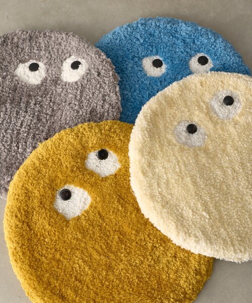 BIRTHDAY BAR(バースデイバー)の「【AND PACKABLE】フライングモンスター チェアパッド(ラグ/マット・レディース・アイボリー/グレー/イエロー/ブルー・0)」の5枚目の写真