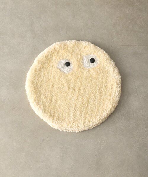 BIRTHDAY BAR(バースデイバー)の「【AND PACKABLE】フライングモンスター チェアパッド(ラグ/マット・レディース・アイボリー/グレー/イエロー/ブルー・0)」の6枚目の写真