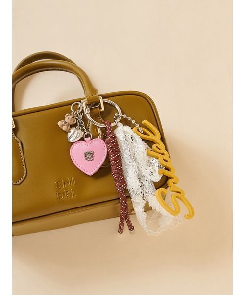 SNIDEL(スナイデル)の「ラバーロゴチャーム(チャーム・レディース・マスタード/ラベンダー/ホワイト・F)」の4枚目の写真