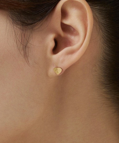 ciite' surgical stainless(シーテサージカルステンレス)の「【 金属アレルギー対応 】グリッターハートピアス サージカルステンレス(両耳用)(ピアス(両耳用)・レディース・ゴールド/シルバー・FREE)」の1枚目の写真