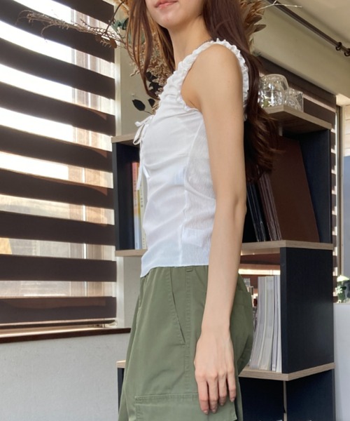 tolene(トレネ)の「ギャザーディテール リボン 裾メロウ Uネックタンクトップ(タンクトップ・レディース・ホワイト/ブラック・FREE)」の8枚目の写真