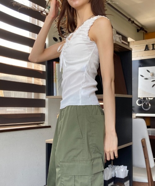 tolene(トレネ)の「ギャザーディテール リボン 裾メロウ Uネックタンクトップ(タンクトップ・レディース・ホワイト/ブラック・FREE)」の9枚目の写真