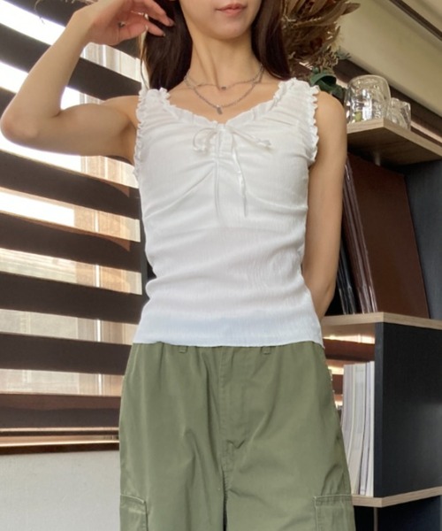 tolene(トレネ)の「ギャザーディテール リボン 裾メロウ Uネックタンクトップ(タンクトップ・レディース・ホワイト/ブラック・FREE)」の11枚目の写真