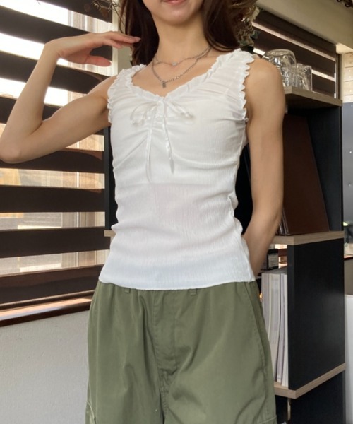 tolene(トレネ)の「ギャザーディテール リボン 裾メロウ Uネックタンクトップ(タンクトップ・レディース・ホワイト/ブラック・FREE)」の13枚目の写真