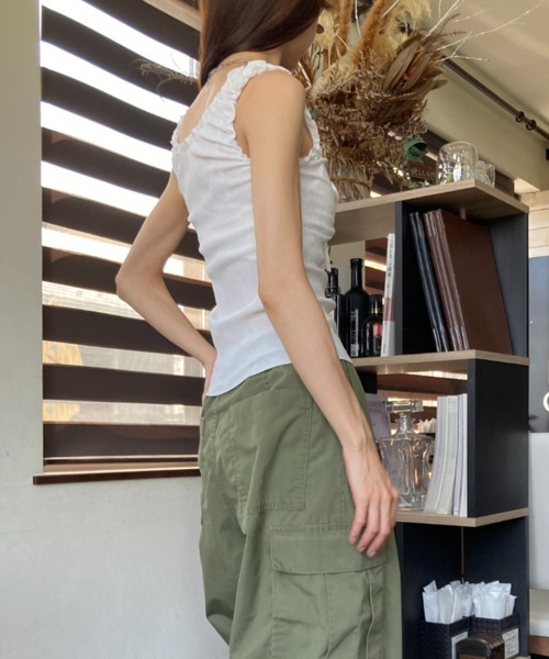 tolene(トレネ)の「ギャザーディテール リボン 裾メロウ Uネックタンクトップ(タンクトップ・レディース・ホワイト/ブラック・FREE)」の15枚目の写真